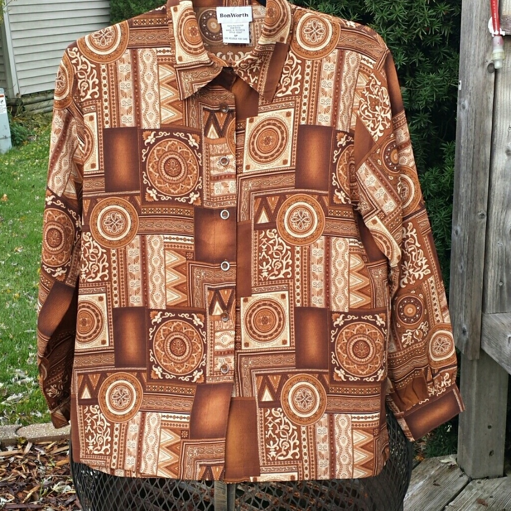 *NWOT!! ***FRENCH THEMED BUTTON DOWN BLOUSE***